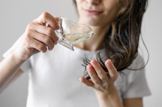 Mulher com cuidados com o cabelo no inverno