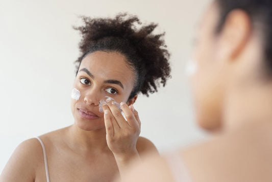mulher aplicando creme hidratante no rosto, um passo essencial para quem possui pele seca