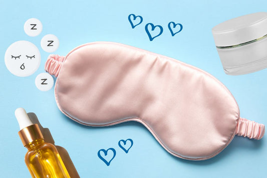 Acessórios de sono e beleza com máscara de dormir, óleos e creme facial.